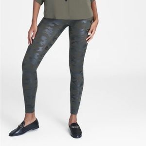 Spanx XS camo green beautiful like new!
